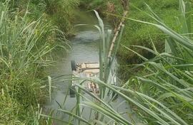 Mãe e filho morrem afogados após carro cair em ribeirão no Baú Central