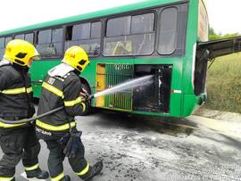 Ônibus pega fogo no Bairro Santa Terezinha em Gaspar  nesta terça-feira 15